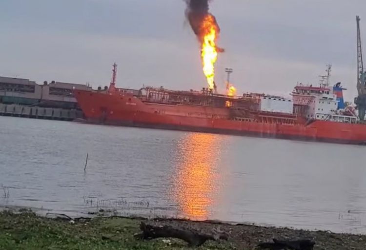 Gəmidə baş verən yanğınla əlaqədar Rumıniyada bir kəndin sakinləri təxliyə olunurlar