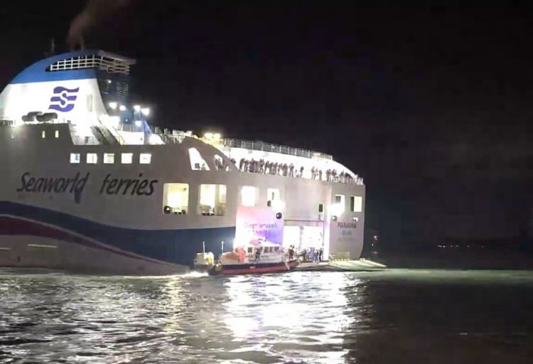 Cənubi Koreyada göyərtəsində 267 sərnişin olan bərə saya oturub