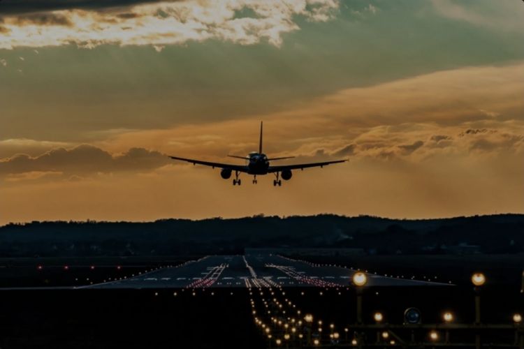 Banqkoka uçan təyyarə Bakıda məcburi eniş edib