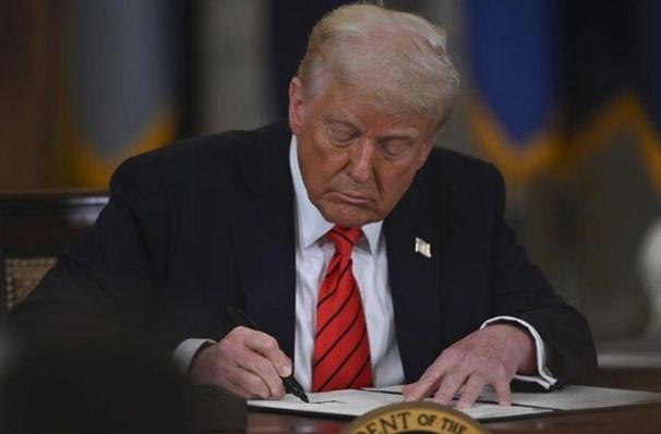 Tramp Epşteyn işi ilə bağlı materialların açıqlamasına dair qanunu imzalayıb