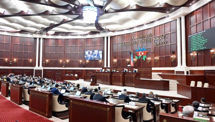 Milli Məclisin plenar iclasında 2026-cı ilin dövlət büdcəsi zərfinə daxil olan qanun layihələri birinci oxunuşda qəbul edilib<font color=red> - FOTOLAR</font>
