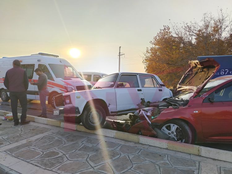 Babək rayonunda yol qəzası baş verib, ana və üç övladı xəsarət alıb