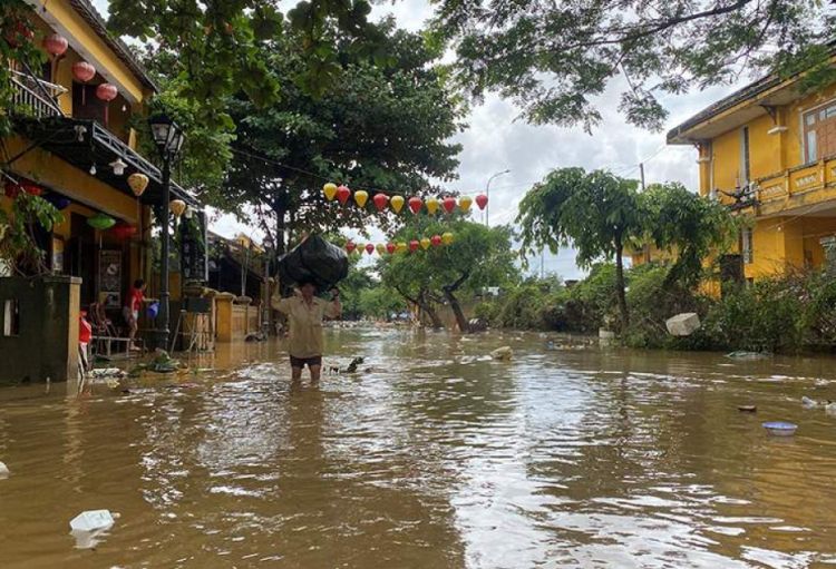 Vyetnamda daşqınlar nəticəsində azı 90 nəfər ölüb