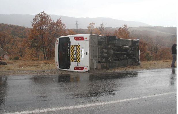 Türkiyədə tələbələri daşıyan avtobus aşıb, 29 nəfər yaralanıb