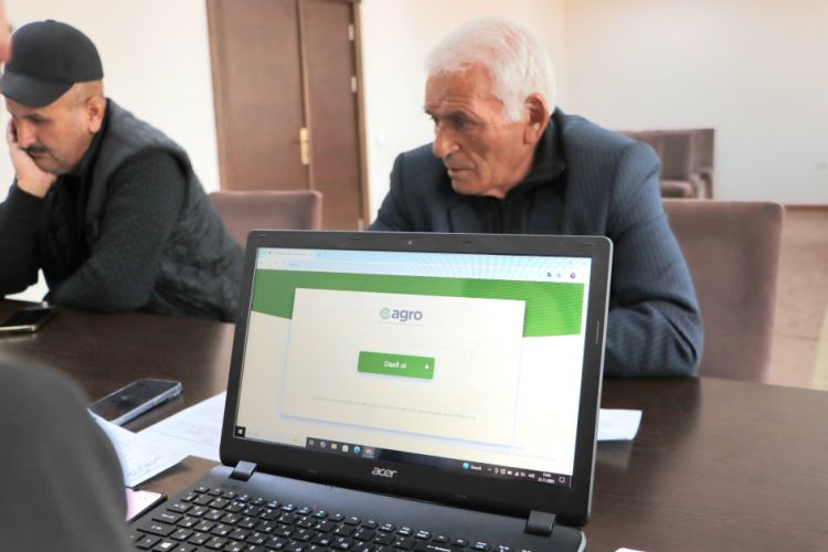 Naxçıvanda əkinlərin bəyan olunması üçün fermerlərə səyyar xidmət göstərilir<font color=red> - FOTOLAR</font>