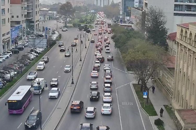 Bakının bir sıra yollarında nəqliyyatın sıxlığı müşahidə edilir