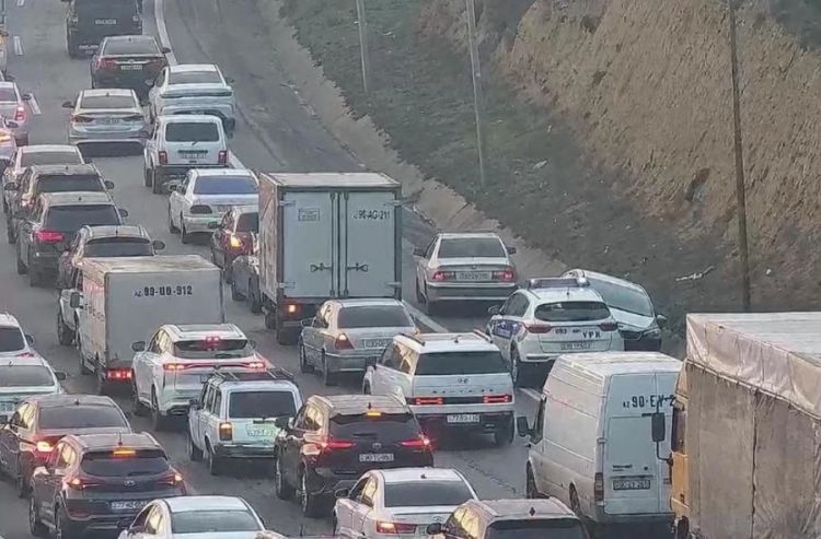 Bakının bir çox yollarında nəqliyyatın sıxlığı yaranıb