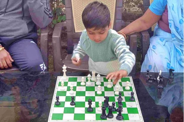 Üç yaşlı şahmatçı FIDE-nin tarixinə düşüb