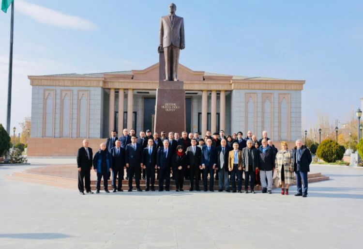Yubiley tədbirinin iştirakçıları Ümummilli Liderin abidəsini ziyarət edib<font color=red> - FOTOLAR</font>