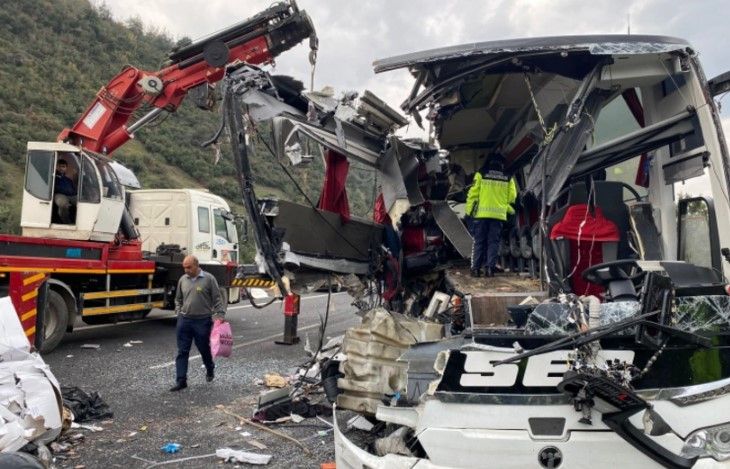 Türkiyədə avtobus TIR-a çırpılıb, 7 nəfər ölüb, 11-i yaralanıb