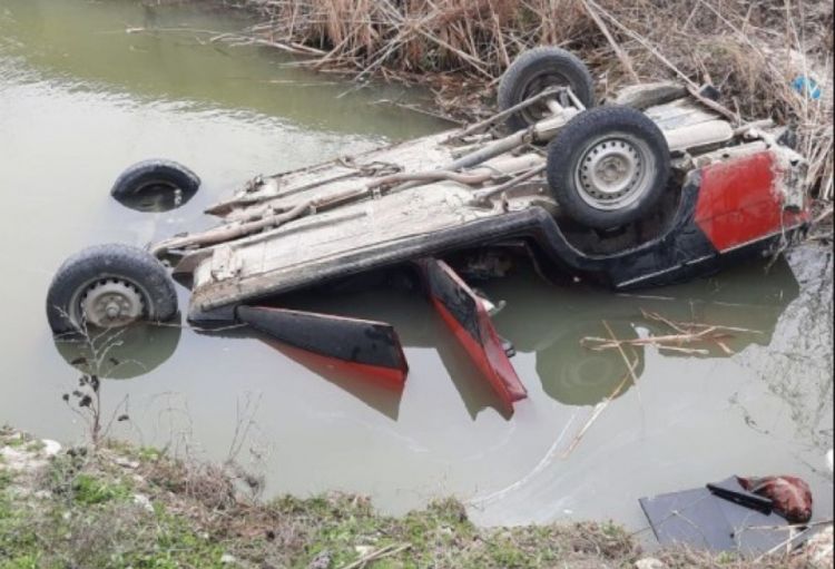 Biləsuvarda avtomobil kanala aşıb, ölən 5 nəfərdən ikisi qardaşdır