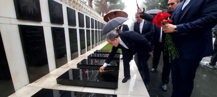 İranın xarici işlər naziri Bakıda şəhidlərin xatirəsini anıb<font color=red> - FOTOLAR</font>