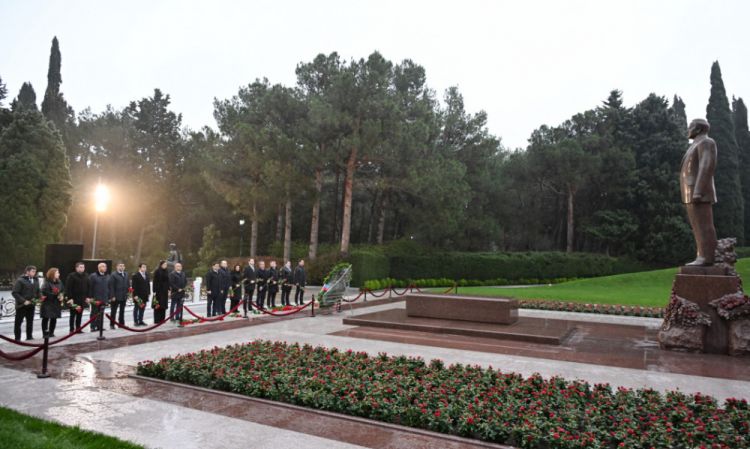 Naxçıvanın Bakıdakı daimi nümayəndəliyinin kollektivi Ulu Öndərin məzarını ziyarət edib <font color=red> - FOTOLAR</font>