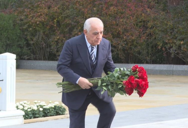 Baş nazir Əli Əsədov Fəxri xiyabanda Ulu Öndər Heydər Əliyevin məzarını ziyarət edib