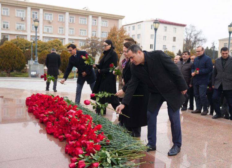 Naxçıvan televiziyasının kollektivi Ulu Öndər Heydər Əliyevin abidəsini ziyarət edib <font color=red> - FOTOLAR</font>