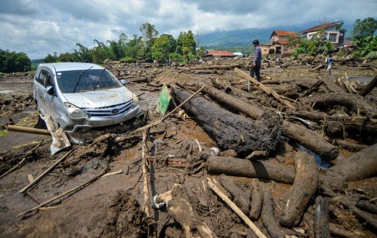 İndoneziyada sel və torpaq sürüşmələri nəticəsində ölənlərin sayı min nəfərə çatıb
