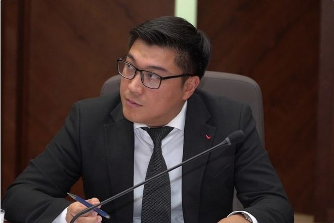 Etik normalara riayət etməyən qırğız nazir işdən çıxarılıb