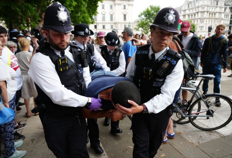 Böyük Britaniyada terrorla bağlı həbslər kəskin artıb