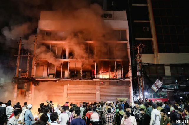 Banqladeşdə etirazlarda yandırılan ofislərdən 25 jurnalist xilas edilib