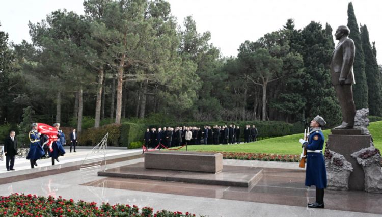 Türkiyənin vitse-prezidenti Cevdet Yılmaz Ümummilli Liderin məzarını ziyarət edib<font color=red> - FOTOLAR</font>
