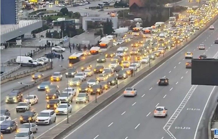 Bakının bir sıra yollarında tıxac yaranıb