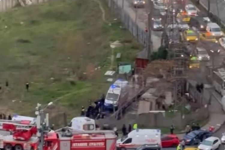 İstanbulda mikroavtobus aşıb, ölənlər və yaralananlar var