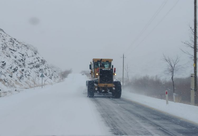 Naxçıvanda respublika və yerli əhəmiyyətli avtomobil yolları qardan təmizlənir <font color=red> - FOTOLAR</font>