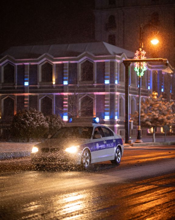 Naxçıvan DYP muxtar respublikada hökm sürən qarlı, şaxtalı və qeyri-sabit hava şəraiti ilə əlaqədar sürücü və piyadalara müraciət edib