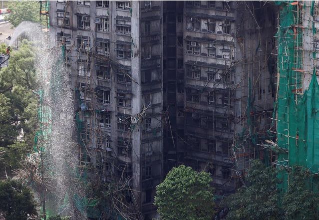 Honkonqda yanan kompleksin sakinləri hakimiyyətdən evlərinin bərpasını tələb edirlər