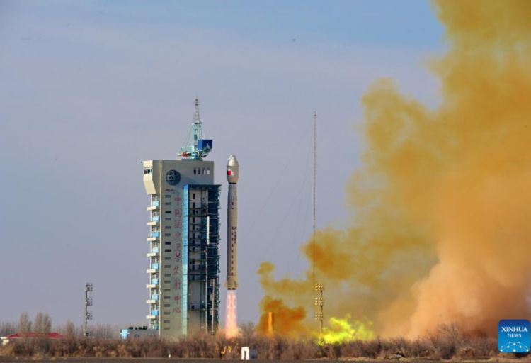 Çin kosmosa yeni peyk buraxıb