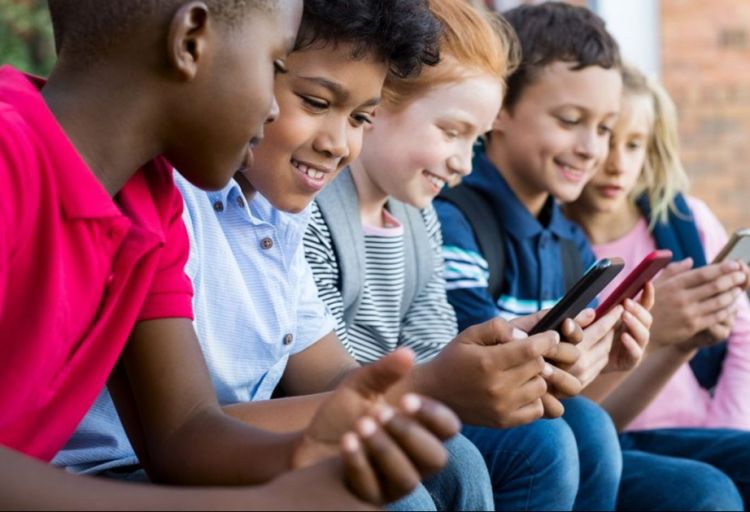 Fransa hökuməti məktəblərdə mobil telefonu qadağan etmək istəyir