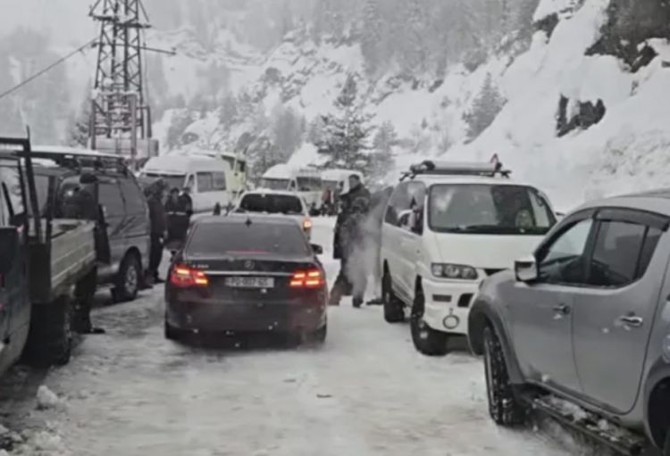 Gürcüstanda qar uçqunu səbəbindən tuneldə qalanlar təxliyə ediliblər