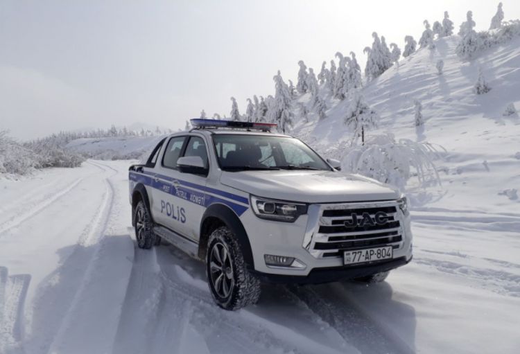 Qarlı hava şəraitində yol hərəkəti təhlükəsizliyi ilə bağlı sürücülərə çağırış edilib