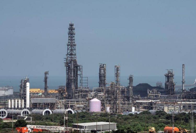 Venesueladan neft ixracı dayanıb