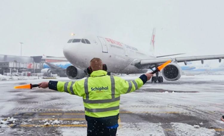 Niderlandın ən böyük aeroportu 500-ə yaxın reysi ləğv edib