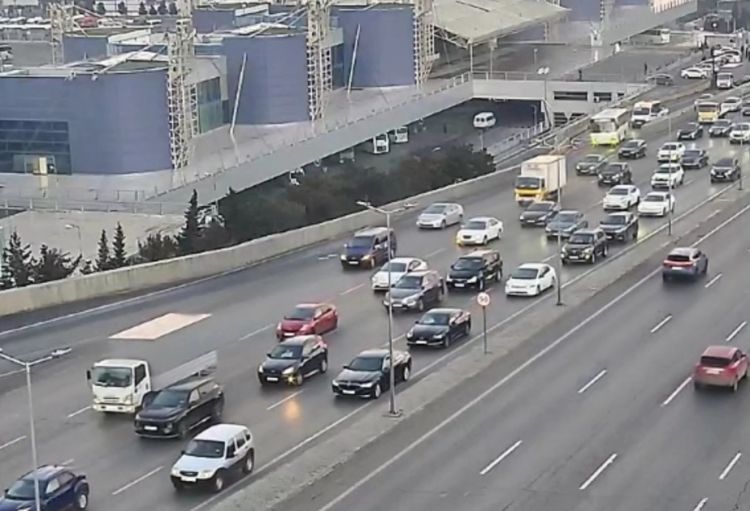 Bakının bəzi yollarında sıxlıq yaranıb