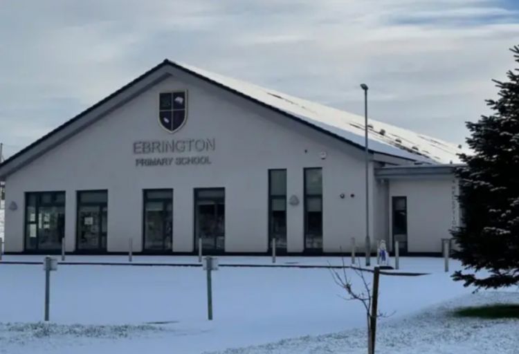 Böyük Britaniyada əlverişsiz hava şəraiti ilə əlaqədar yüzlərlə məktəbin bağlandığı açıqlanıb