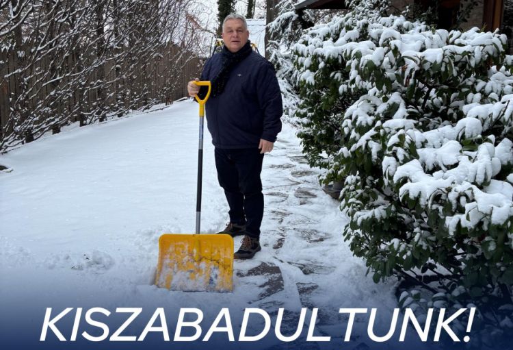 Qar təmizləyərkən çəkilmiş fotosunu paylaşan Viktor Orbanın “Azad olduq” mesajı
