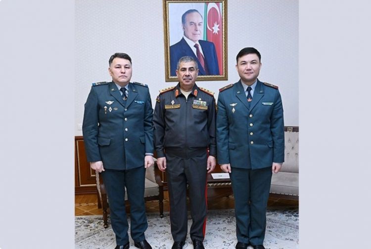 Zakir Həsənov Qazaxıstanın yeni hərbi attaşesini qəbul edib