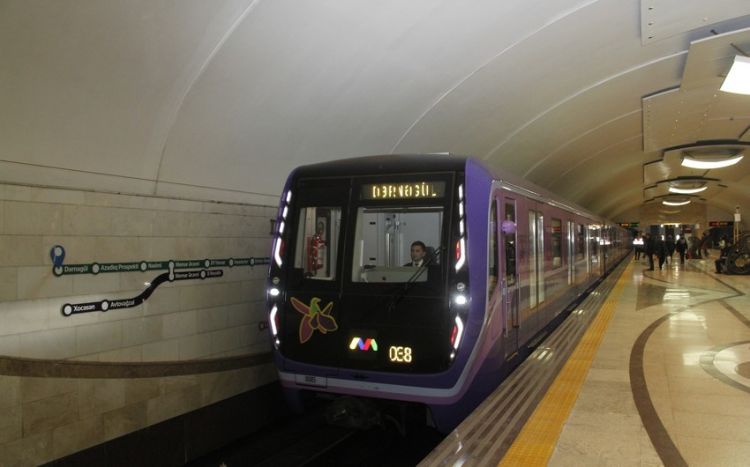 Bakı metrosunda qatar yoluna düşən sərnişin ölüb