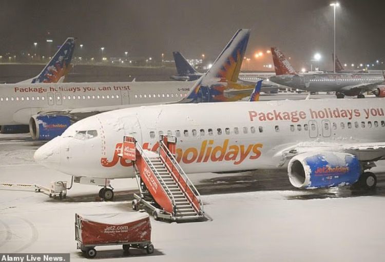 Britaniyanın mərkəzi hissəsinə son on ilin ən çox qar yağması ciddi problemlər yaradıb