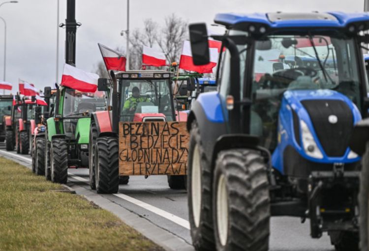 Polşa polisi etirazçıların traktorlarını Varşavaya buraxmır