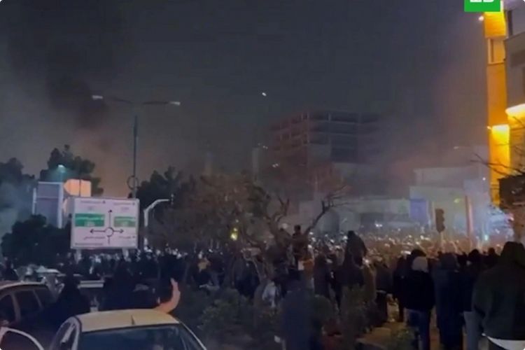 KİV: İranda etirazçı və polisə atəş açanlar həbs olunub