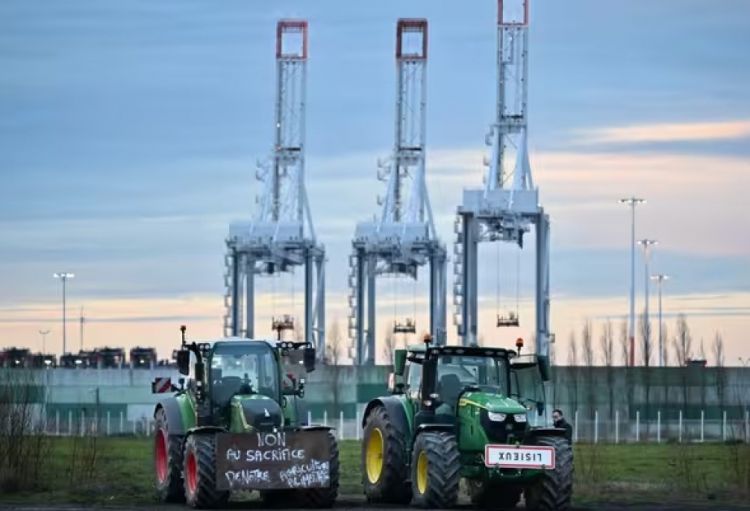 Fransada fermerlər hava limanı qarşısında Aİ– MERCOSUR sazişinə etiraz edirlər