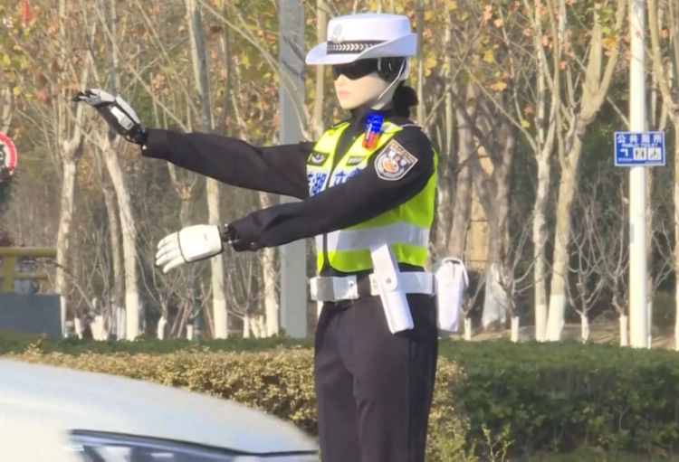 Çində robot yol polisləri fəaliyyətə başlayıb