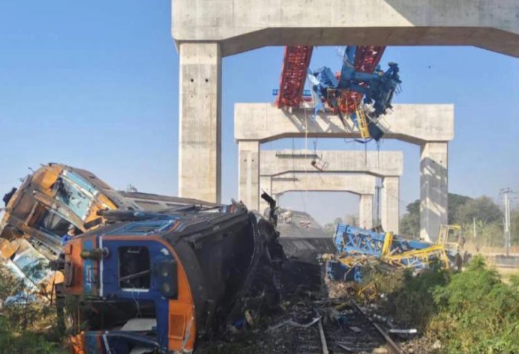 Tailandda kran qatarın üzərinə düşüb, 22 nəfər ölüb