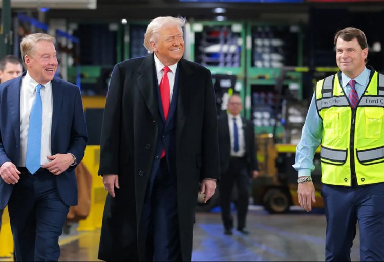 Trampı təhqir edən fəhlə 500 min dollar ianə toplayıb