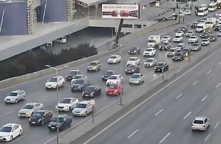 Bakının bir sıra yollarında nəqliyyatın sıxlığı müşahidə olunur