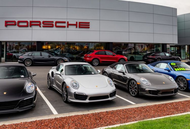 “Porsche” avtomobillərinin satışı son 16 ilin minimumuna enib