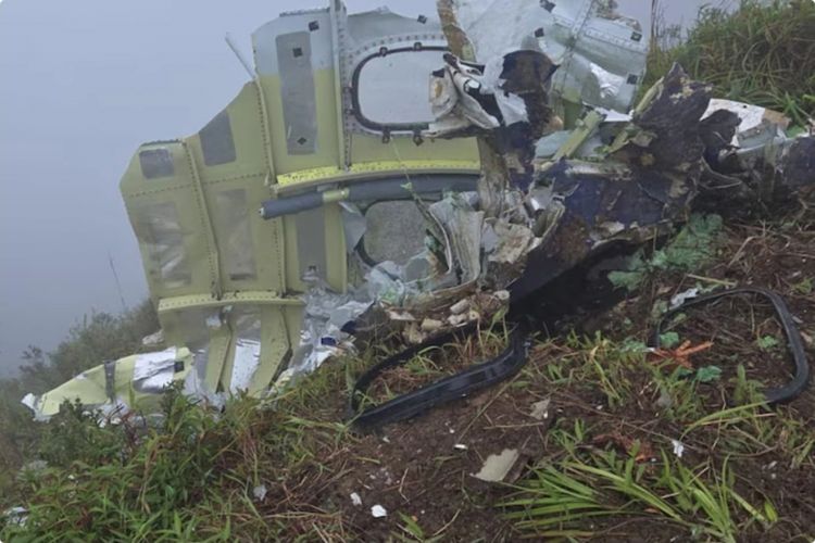 İndoneziyada təyyarənin qalıqları və sərnişinlərdən birinin meyiti tapılıb